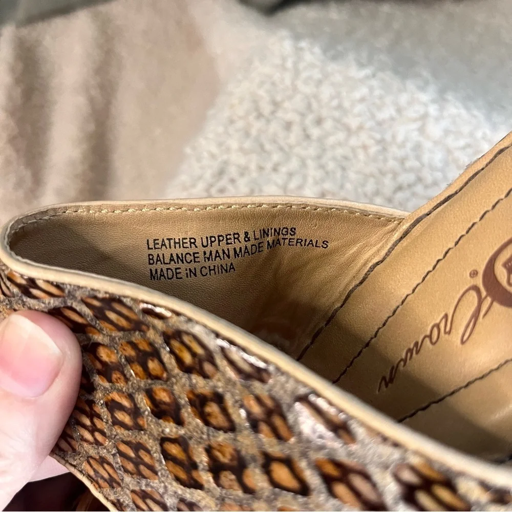 Born Crown Skyler Terra Snake Print Wedge Sandals Sz 8 Beige Brown Leather 4”